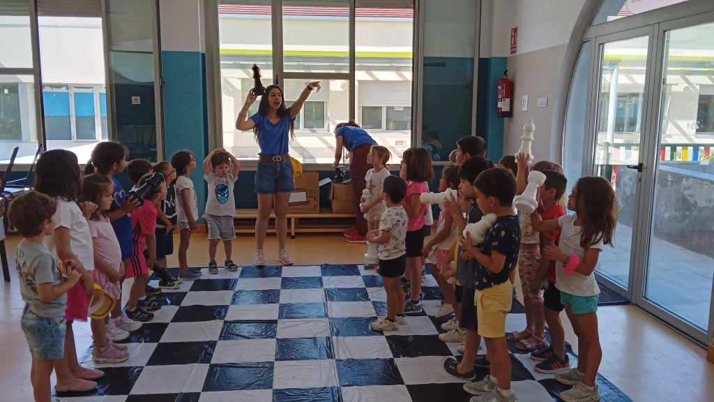 Jugando Con El Ajedrez Gigante